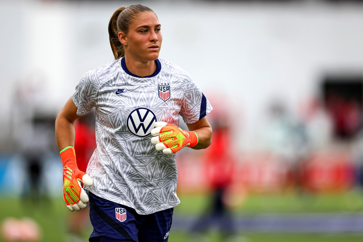 United States goalkeeper Aubrey Kingsbury warms up before a game against Nigeria.